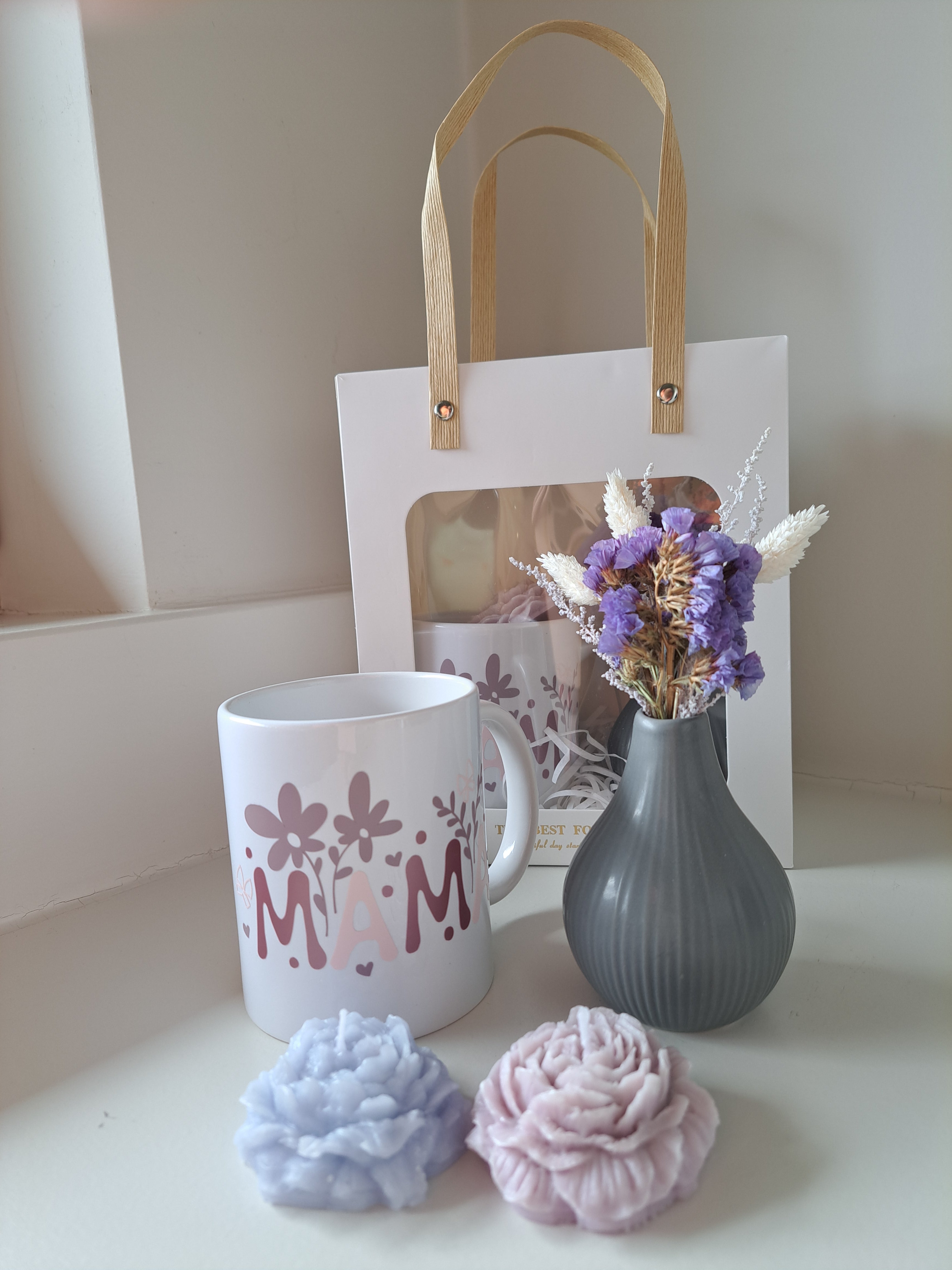 Moederdag box met koffiemok kaarsje en vaasje met droogbloemetje. MODEL 2