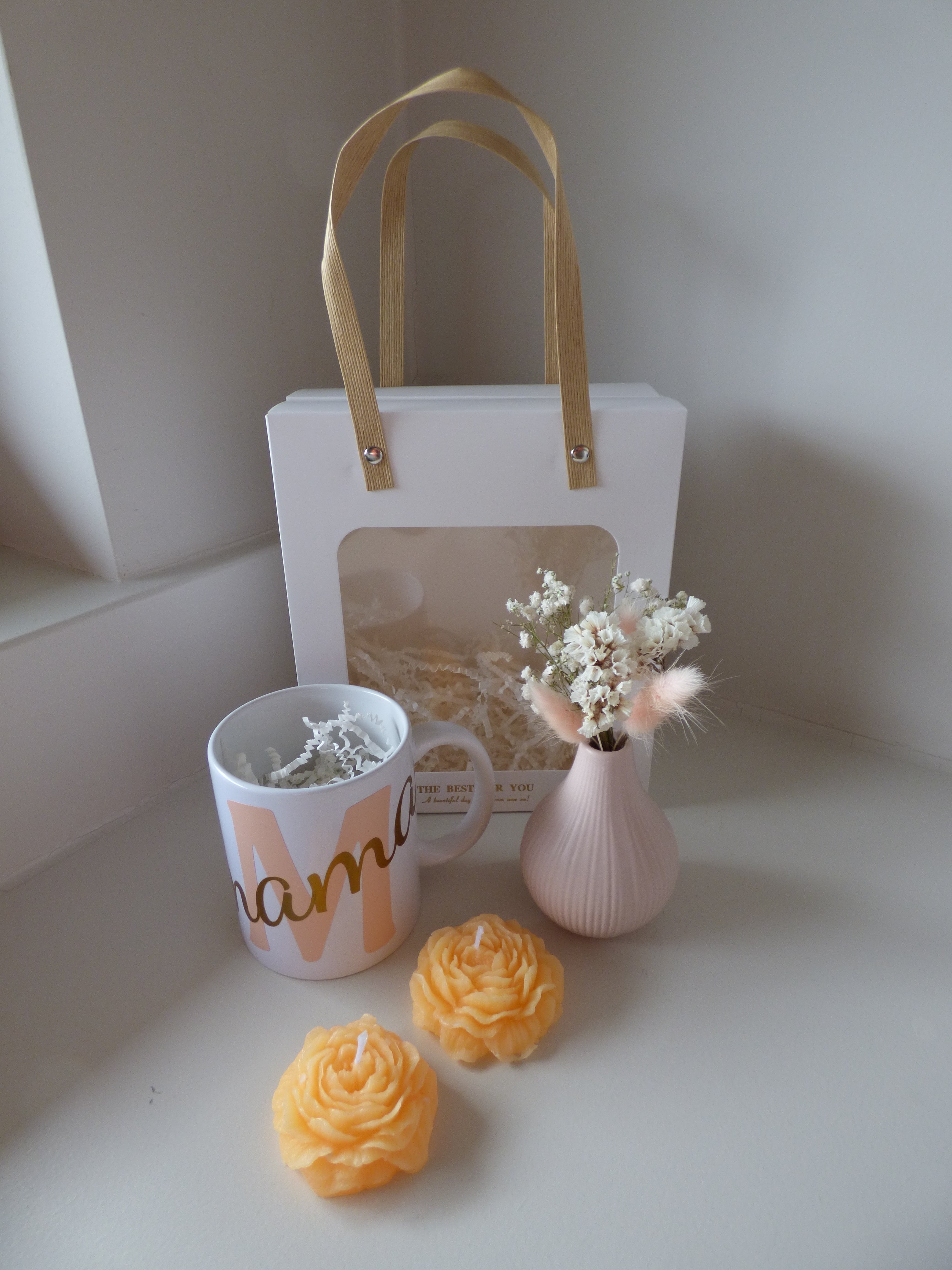 Moederdag box met koffiemok kaarsje en vaasje met droogbloemetje. MODEL 1