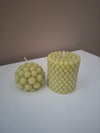 Set van 2 kaarsen met een bolletjes motief.