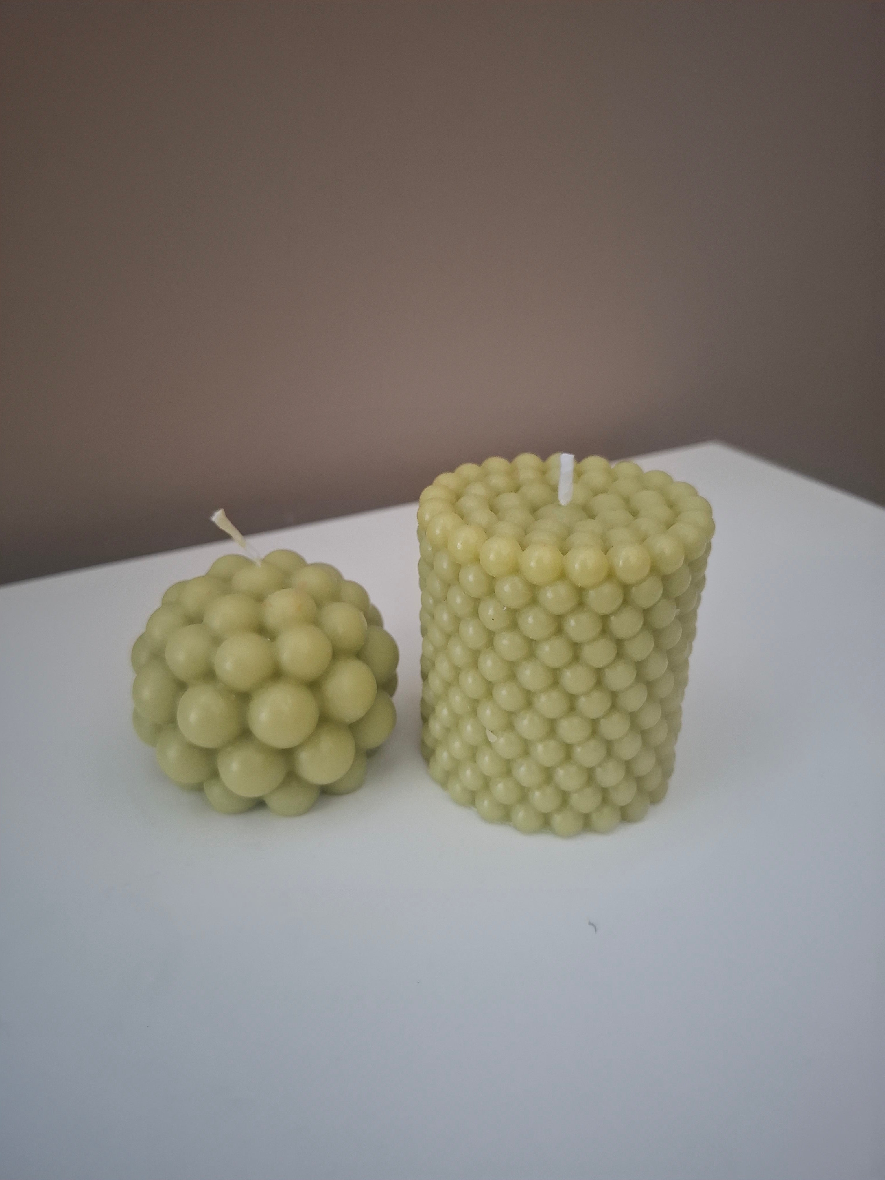 Set van 2 kaarsen met een bolletjes motief.